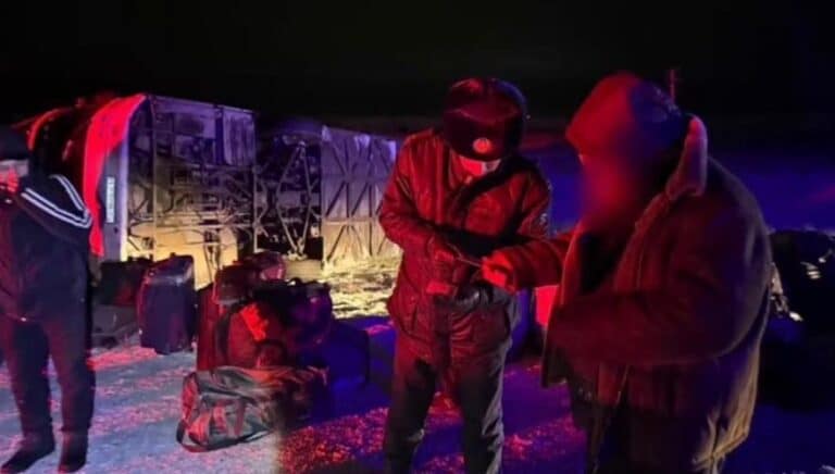 Автобус опрокинулся в кювет в Павлодарской области: погиб человек