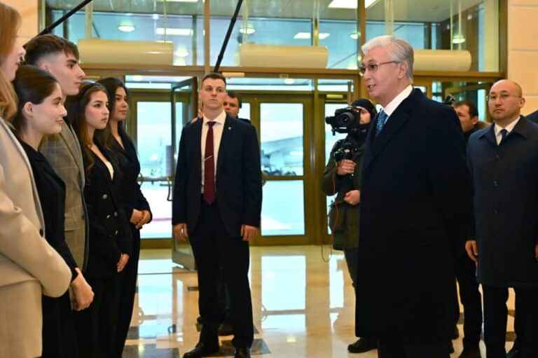 Токаев в Москве побеседовал по-казахски со студентами МГИМО