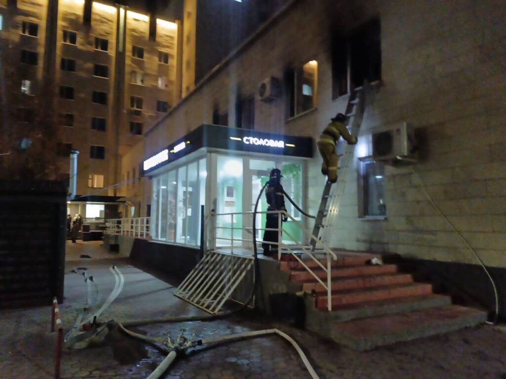 150 человек эвакуированы из горящей гостиницы в Кокшетау