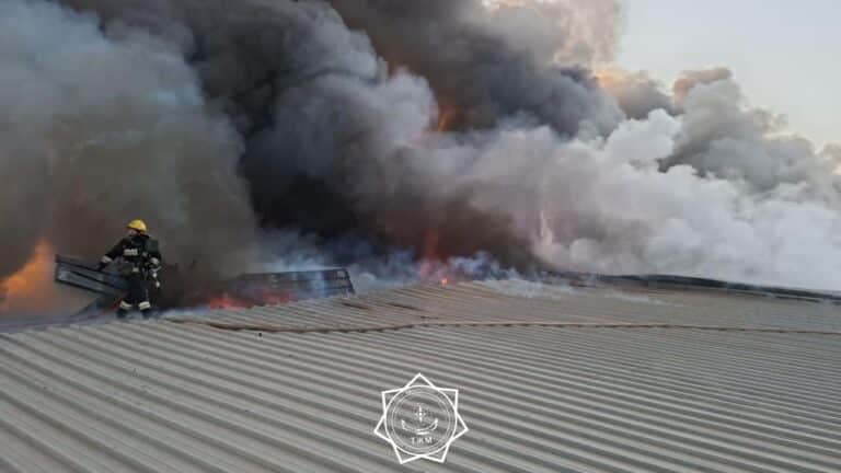 Крупный пожар произошел на складе в Алматы