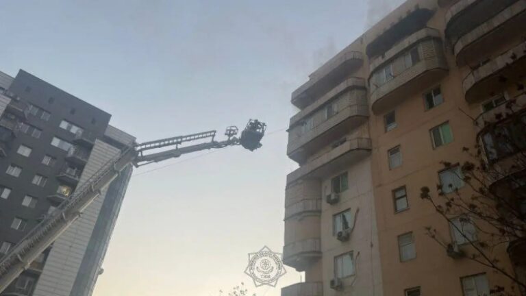 Шымкентте жанып жатқан көпқабатты үйден 10 адам эвакуацияланды