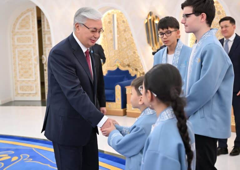 Президент әлем чемпиондары атанған жас шахматшылармен кездесті