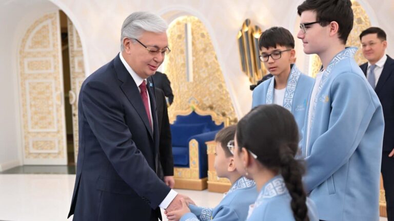 Президент әлем чемпиондары атанған жас шахматшылармен кездесті