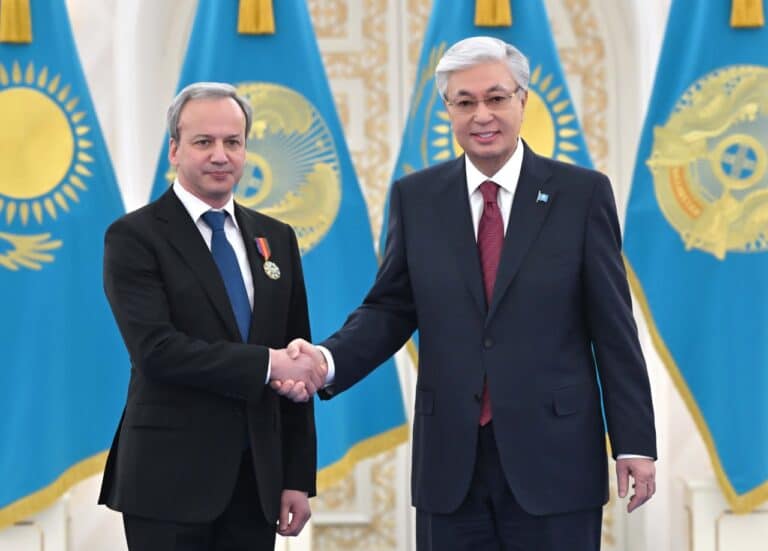 Токаев наградил президента FIDE и встретился с юными чемпионами мира по шахматам