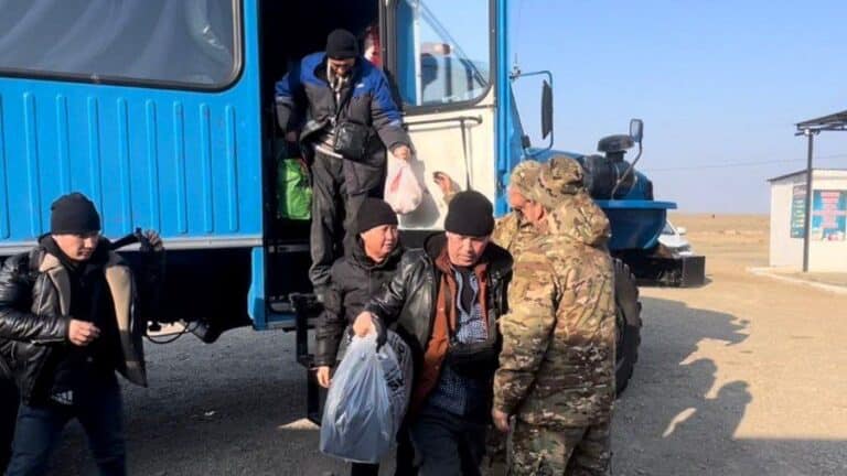 Автобус с иностранцами сломался на трассе в Казахстане