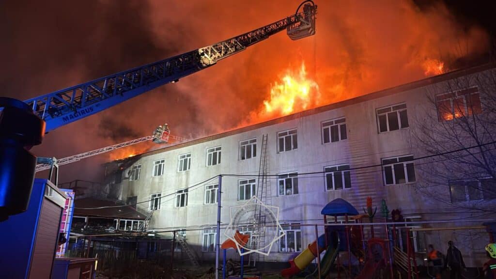 В Алматы тушат пожар в детском доме