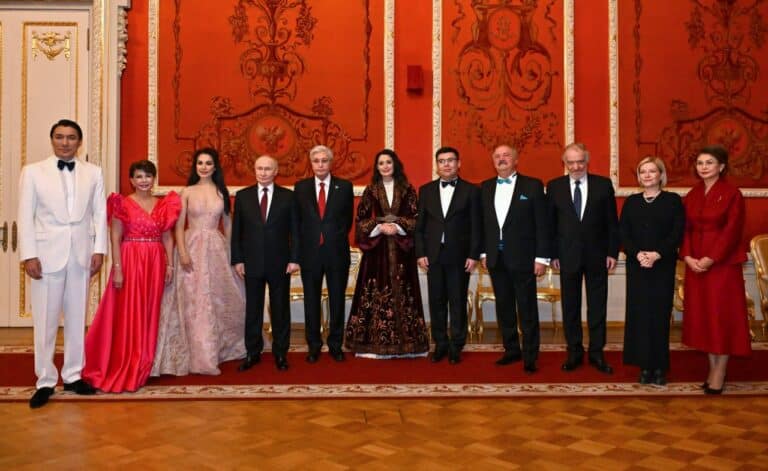 Путин қазақ әртістерін “алтынға” теңеді