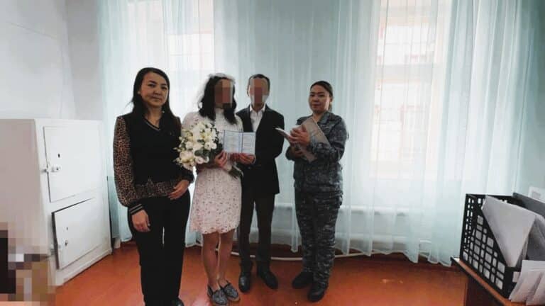 Колониядағы той: қамауда отырған әйел өзінен 20 жас үлкен фельдшерге үйленді