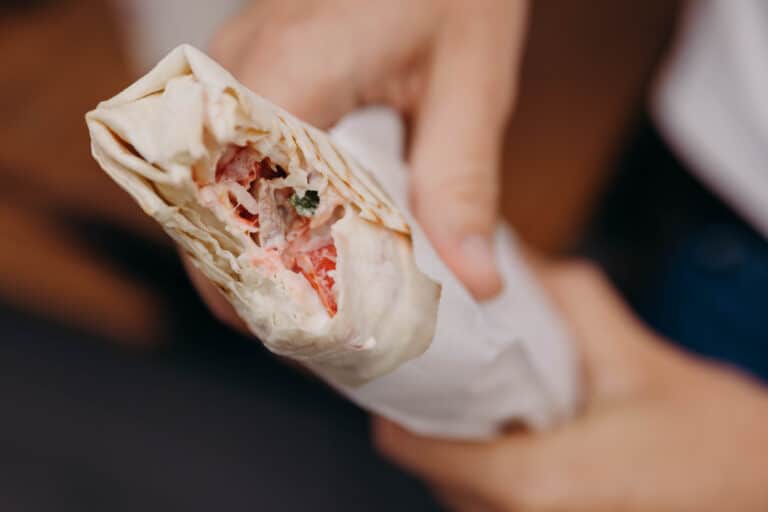 Массовое отравление школьников шаурмой расследуют в Кыргызстане