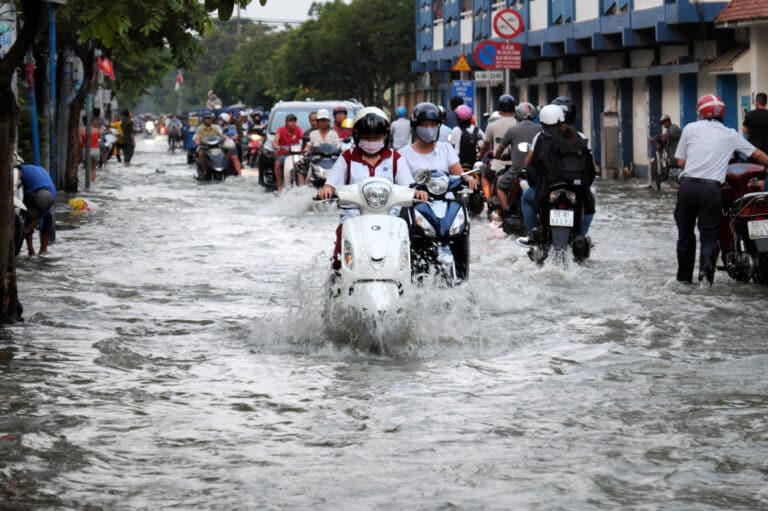 83 казахстанца находятся в зоне риска наводнений во Вьетнаме