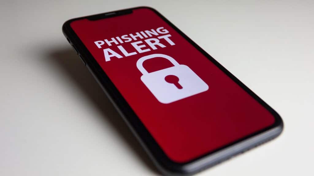 Новая волна фишинга угрожает владельцам iPhone