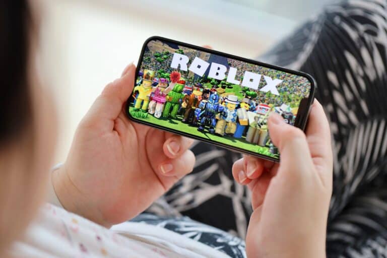 Roblox вводит обязательную проверку возраста по лицу для доступа к чату