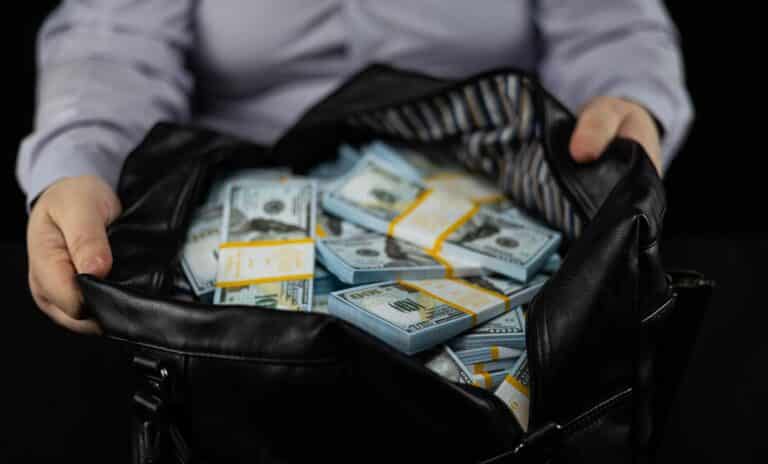 В Караганде задержан мужчина, требовавший $700 тыс. у основательницы торговой сети