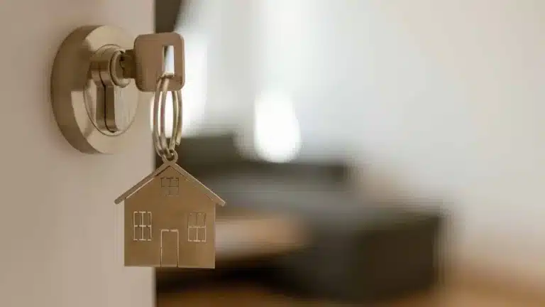 Актюбинка, насильно разлученная с детьми, получила трехкомнатную квартиру