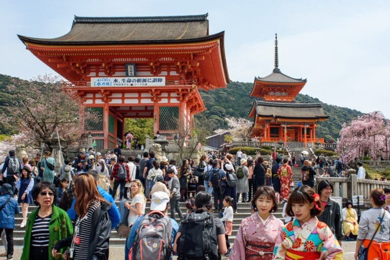 Китай попросил своих граждан не ездить в Японию из-за высказываний премьера