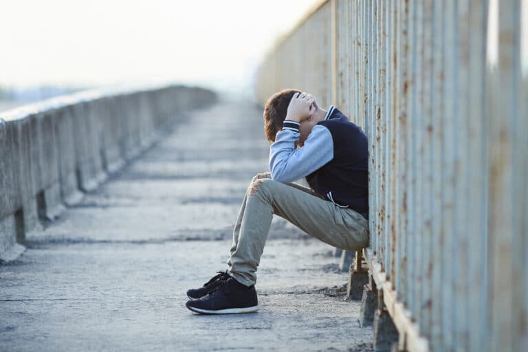 В Талдыкоргане патрульные спасли подростка на мосту