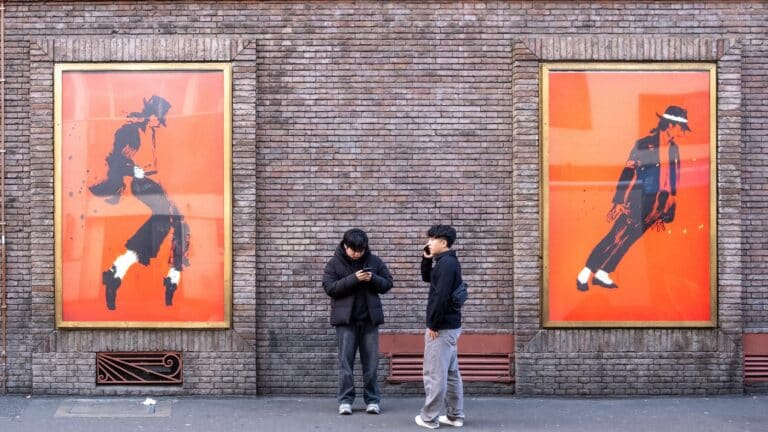 Майкл Джексон мұрагерлері зорлық құрбандарына 2,5 млн доллар төледі