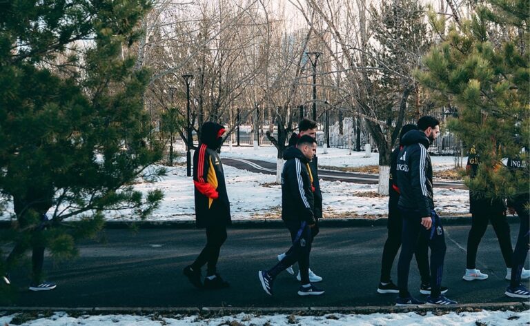 Бельгиялық футболшылар ызғарлы күні елорданы аралады