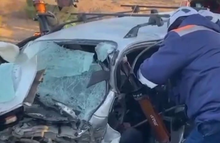 Водителя зажало в покореженном авто после ДТП в Алматинской области