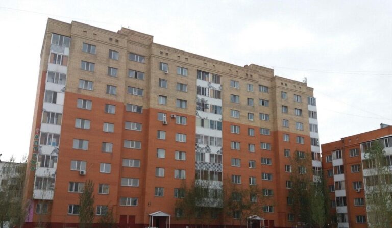 Обрушение фасада здания предотвратили в Астане