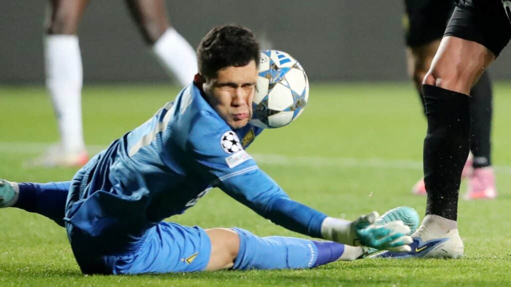 "Қайрат" қақпашысы Темірлан Анарбеков / фото: REUTERS/Pavel Mikheyev