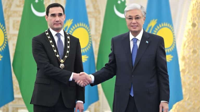 Тоқаев түркімен президентін «Алтын Қыран» орденімен марапаттады