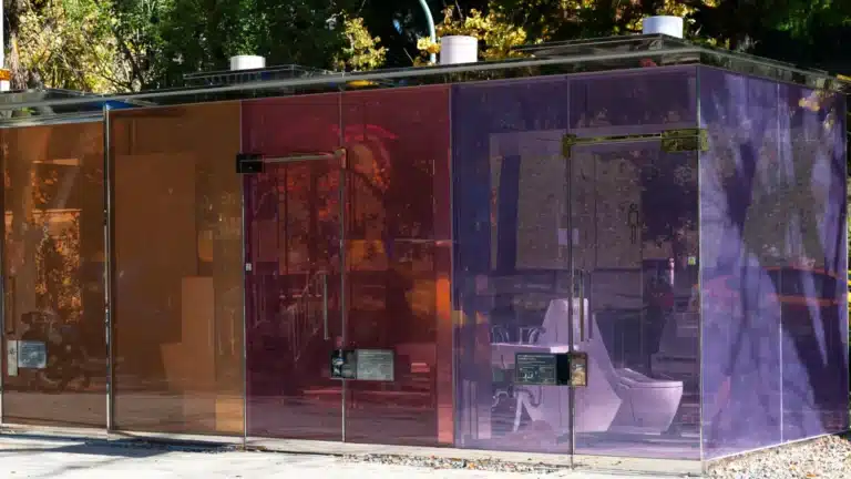 Астанада сырты мөлдір әжетханалар пайда болды