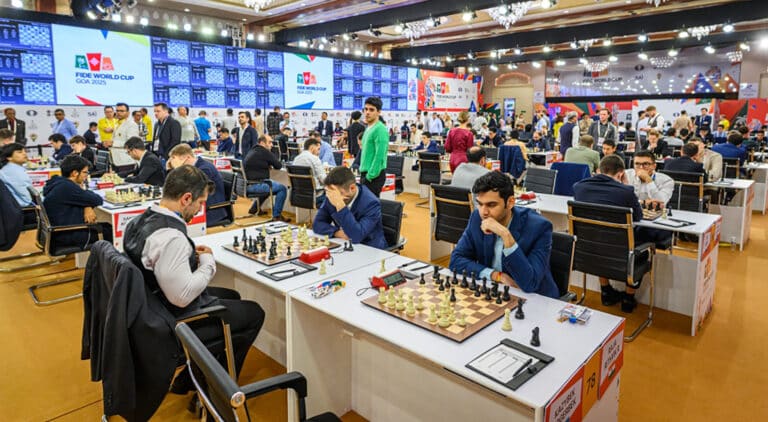 Денис Махнев последним из казахстанцев получил «нокаут» на Кубке мира