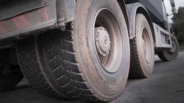 Үш адамды әдейі жүк көлігімен таптап өлтірген ер адам өмір бойына сотталды