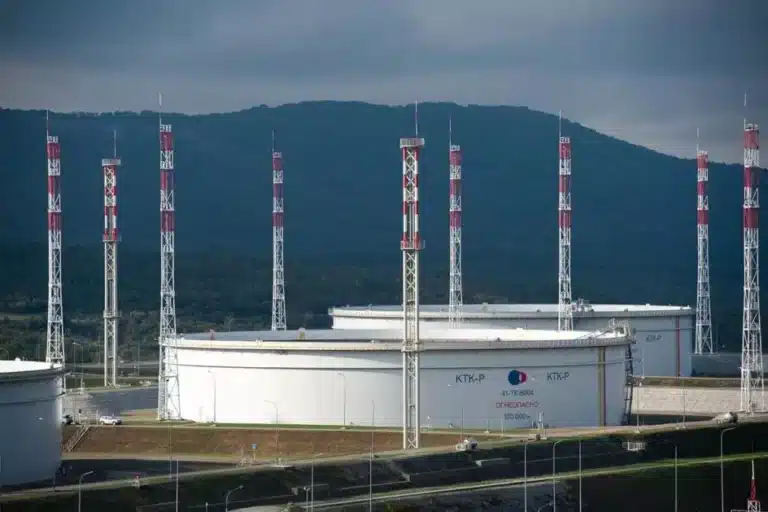 Казахстан срочно перенаправляет нефть по альтернативным маршрутам из-за атаки на КТК