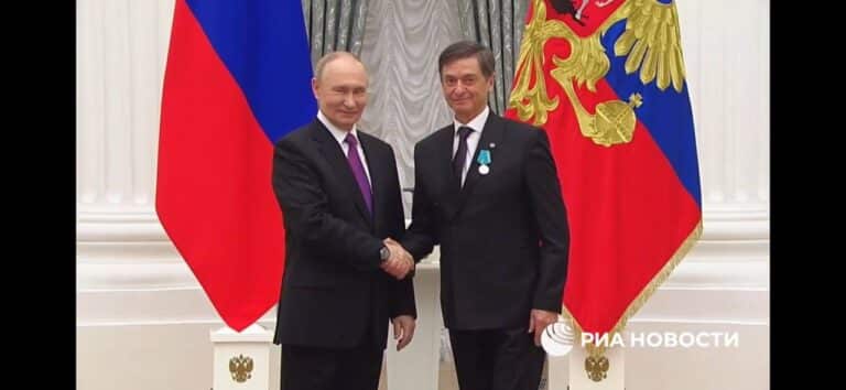 Астаналық актер Путиннің қолынан марапат алды