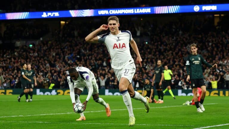 Злой на фанатов Микки ван де Вен забил супергол за «Тоттенхэм» в Лиге чемпионов