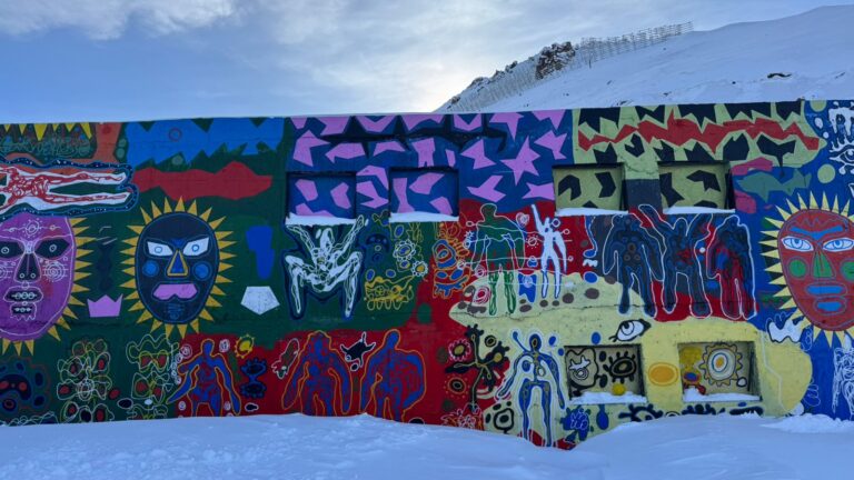 Мурал на стене сгоревшего ресторана при «Шымбулаке» появился в горах Алматы