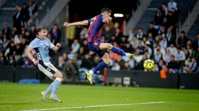 Роберт Левандовски опередил Неймара в списке лучших бомбардиров «Барселоны»