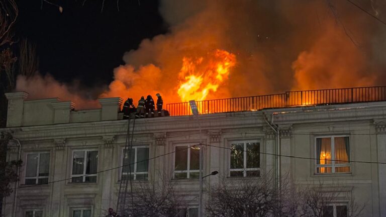 Горевшее здание в центре Алматы связано с миллионером и памятником архитектуры