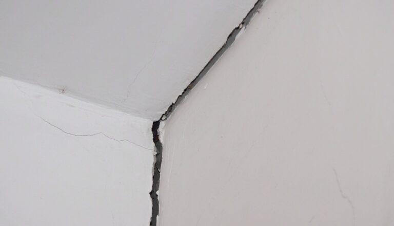 Жетісайда мектептің едені шөгіп, қабырғасы жарылып кетті