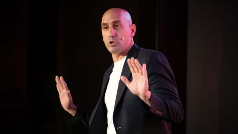 Дядя экс-главы Испанской федерации футбола Рубиалеса закидал племянника яйцами