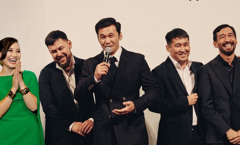 «№37» фильмінің актерлері мен режиссері көрерменмен бірге кино тамашалайды