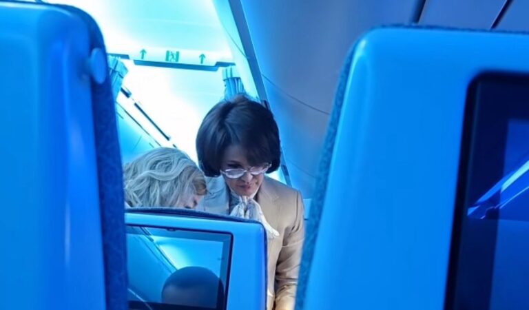 Министр ұшақта есінен танып қалған жолаушыға алғашқы көмек көрсетті