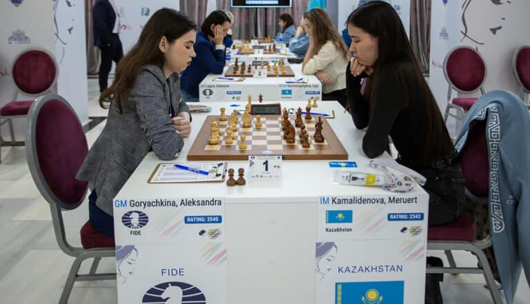 Казахстанские шахматистки с победы и поражения начали командный ЧМ