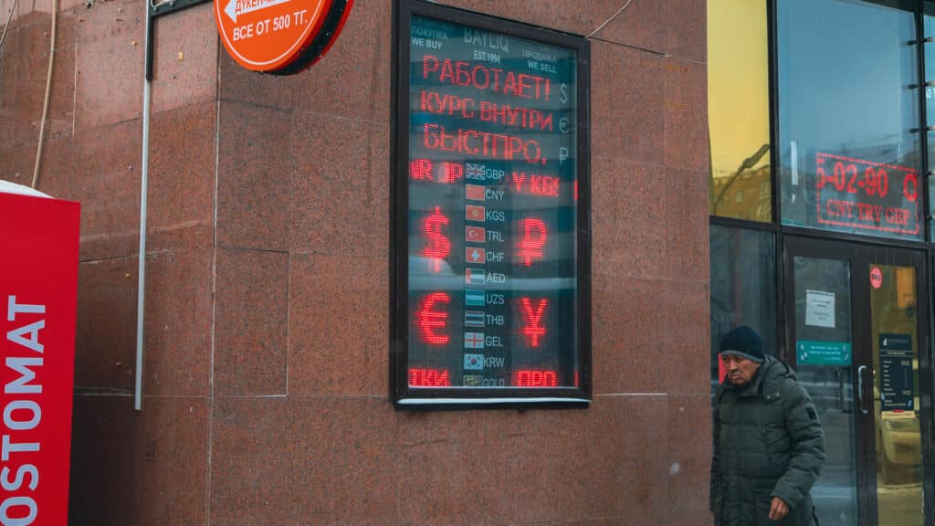 Казахстанцы резко сократили покупки российских рублей/фото: Серикжан Ковланбаев