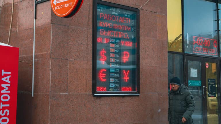 Казахстанцы резко сократили покупки рублей и юаней