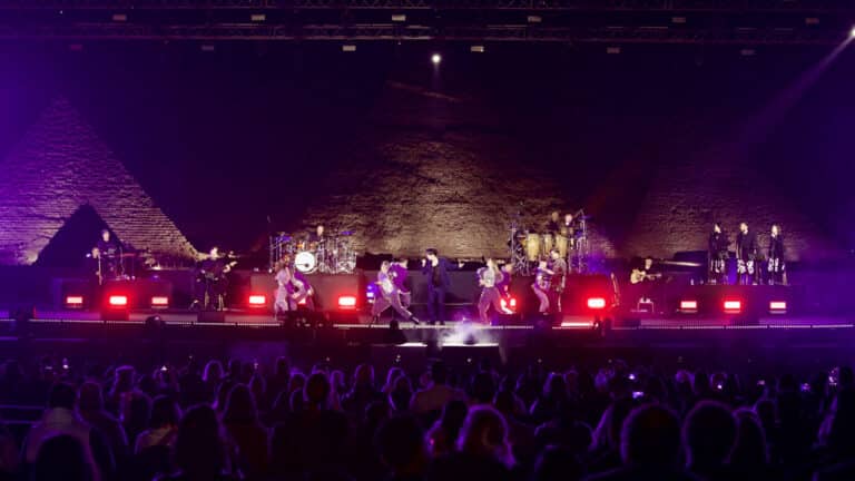 Димаш Кудайберген выступил с первым сольным концертом у пирамид Египта