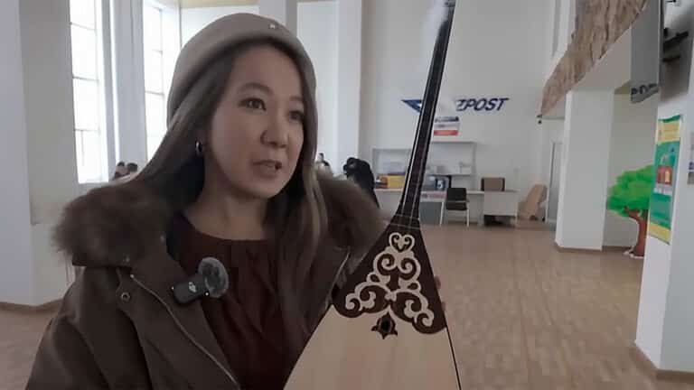 Казахстанцы подарили домбру фанату Димаша из Мексики