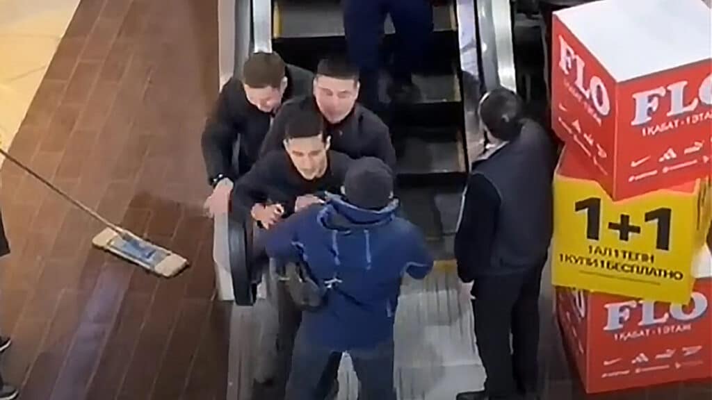 В ТЦ Астаны сотрудника забрали силой в армию