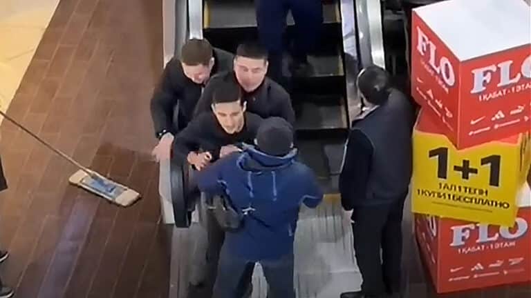 В ТЦ Астаны сотрудника забрали силой в армию