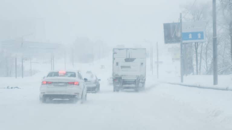 Из-за метели закрыли участки дороги между Алматы и Усть-Каменогорском