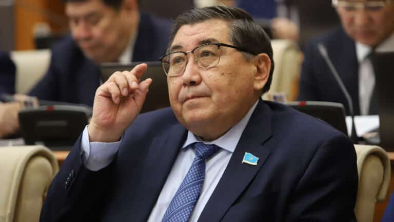 Депутат предложил запретить экс-президентам и министрам выезжать из Казахстана