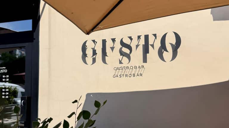 Казахстанцы «отменили» ресторан во Владивостоке из-за скандала с казахским языком