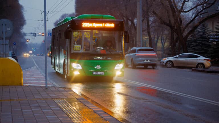 В Алматы расширили способы оплаты проезда в общественном транспорте